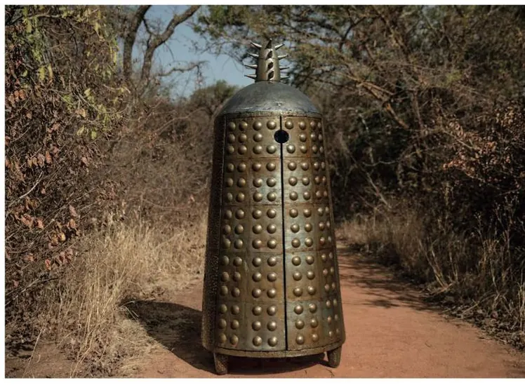 Bobodioulasso, meuble sculptural de Hamed Ouattara réalisé en 2022 à partir de tôles de barils d'huile de moteur récupérées, couvert de la même trame de bossages hémisphériques que le monument Thomas Sankara.